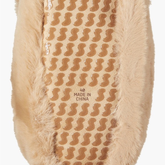 SKIMS Fuzzy Tan Bear Slippers.  Shoes

Size 5 - Picture 3 of 4